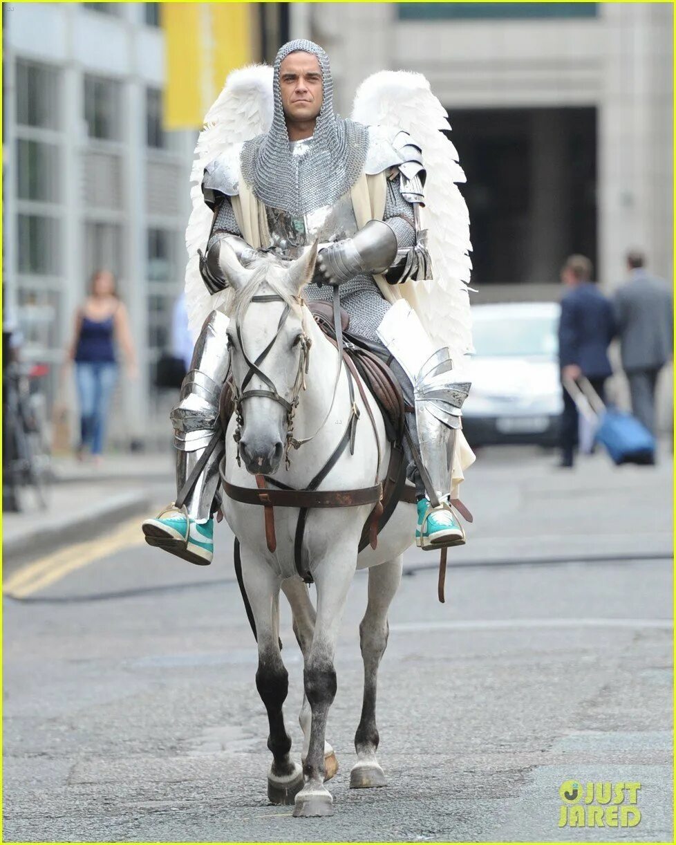 Черный на белом коне. Рыцарь на белом коне. На белом коне. Принц на коне. Рыцарь на коне.