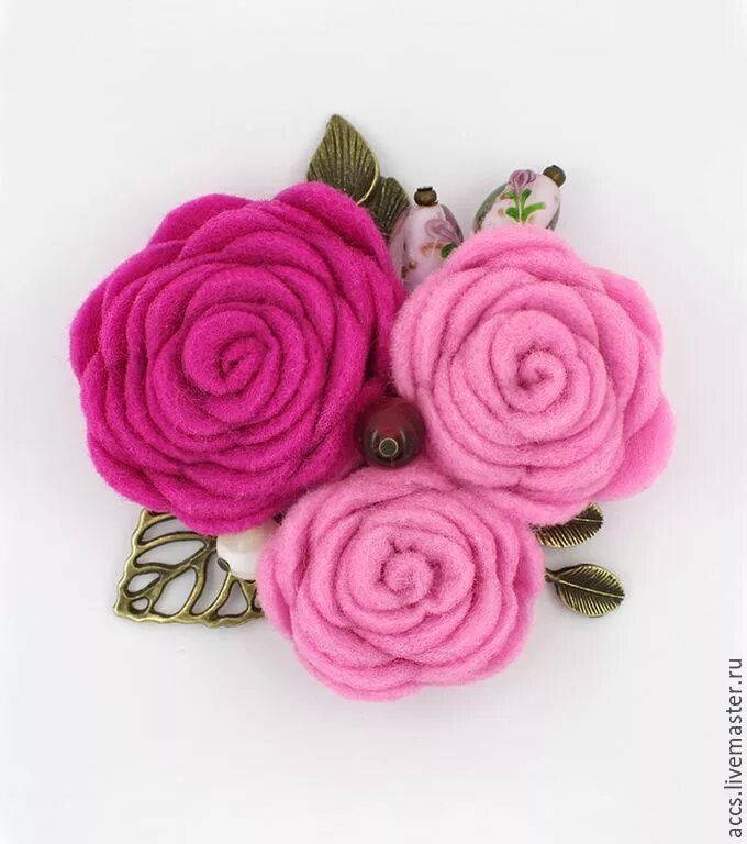 Брошка цветок из фетра. Брошь цветочек из фетра. Брошки из фетра. Брошь цветок из фетра мк. Нежные цветы из фетра.