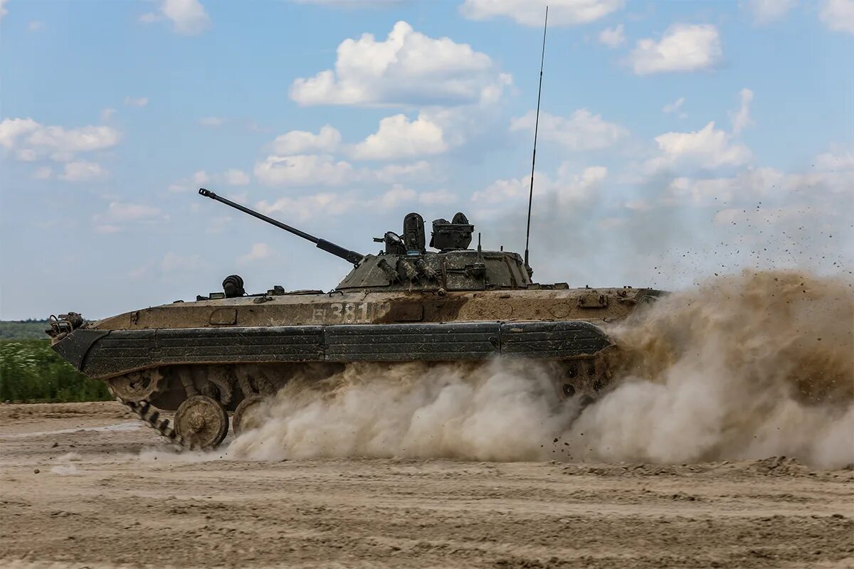 Вч 23626 калининец. Танки таманской дивизии. Боевая подготовка на полигоне на бмп-2вво. 2 таманская дивизия калининец. 2 таманская мотострелковая дивизия.