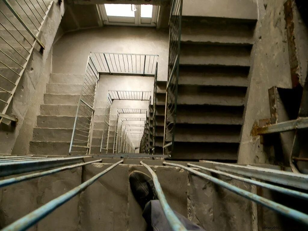 Напомнить этаж. Напомнить этаж. Крыша высотки. Квартира в мадриде. Антресольный этаж в кафе.