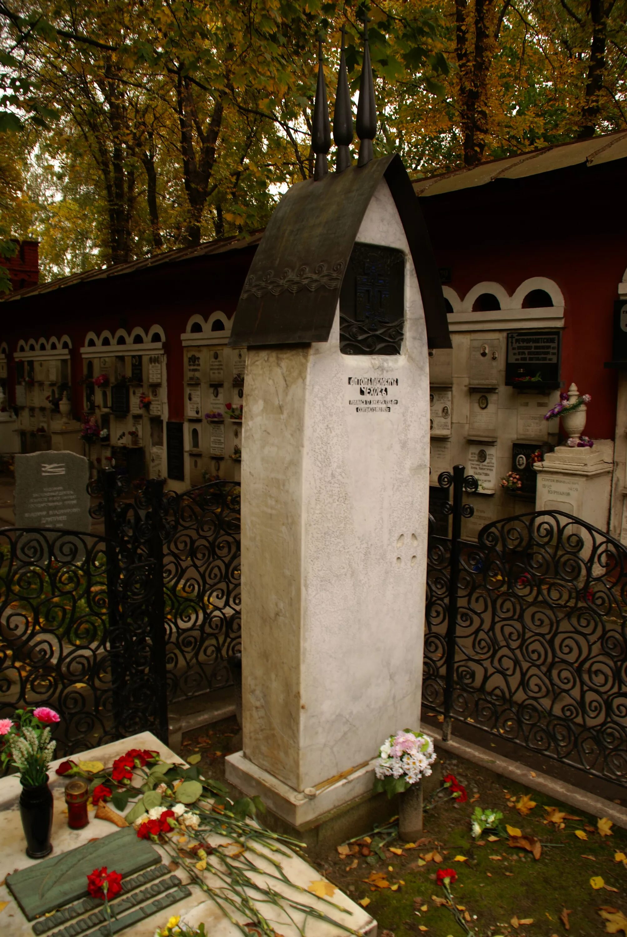 Где похоронен антонов. Могила Чехова на Новодевичьем кладбище. Новодевичье кладбище Чехов. Могила Антона Чехова.