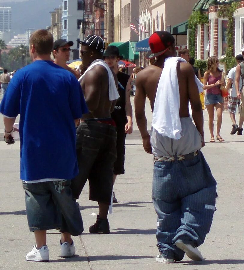 спущенные штаны в америке. мода на спущенные штаны. спущенные штаны у мужчин. американские со спущенными штанами. спущенные штаны мужские.