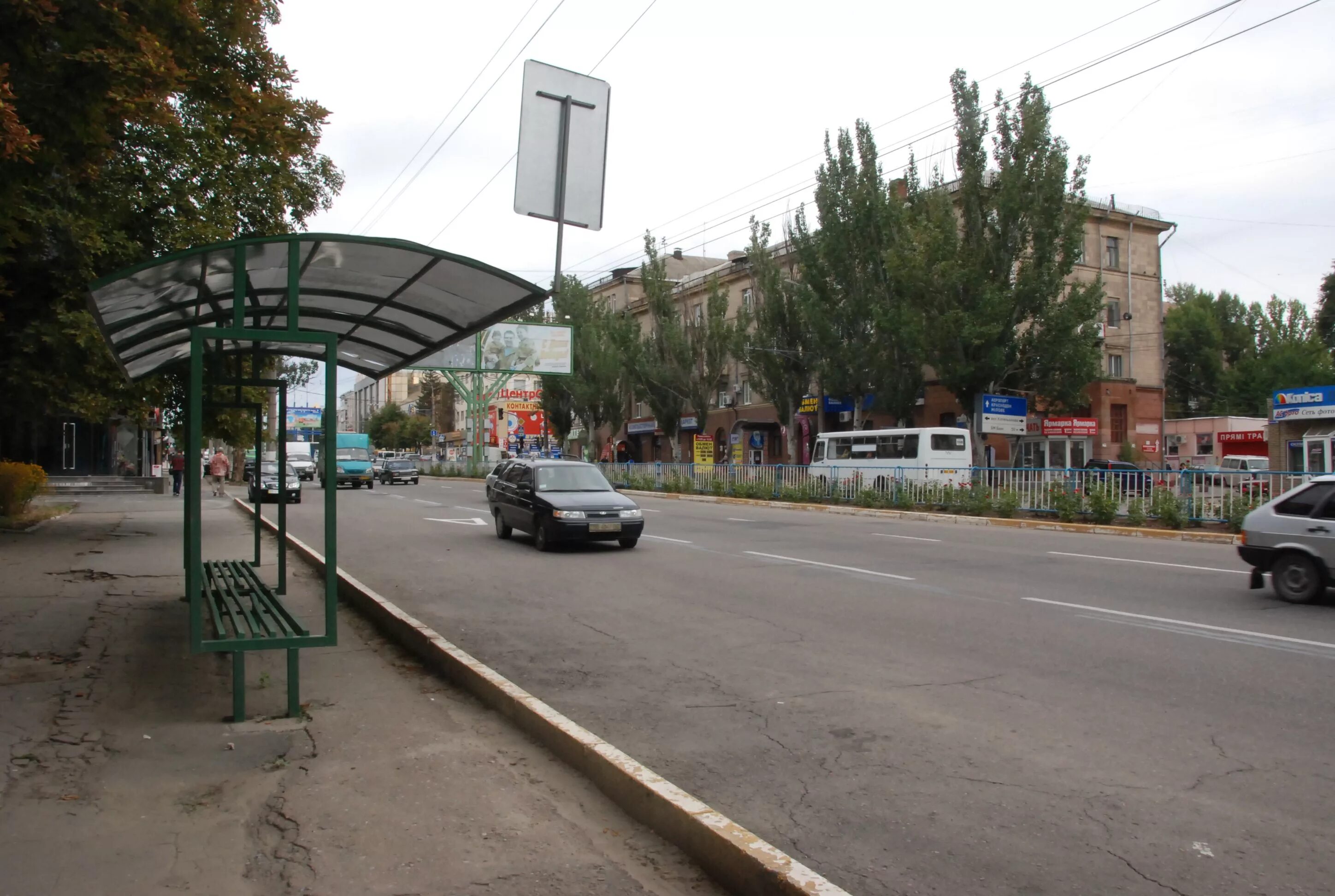 Остановка тракторная. Луганск улица Советская 51. Остановка Динамо Луганск. Советская улица 24 Луганск. Улица Котельникова 17 Луганск.