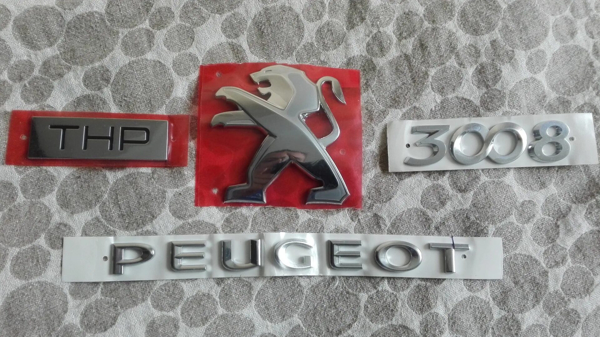 Буквы на машину купить. Peugeot 406 эмблема крышки багажника. Пежо 308 шильдик. Значок Пежо 3008. Шильдик Peugeot 3008.