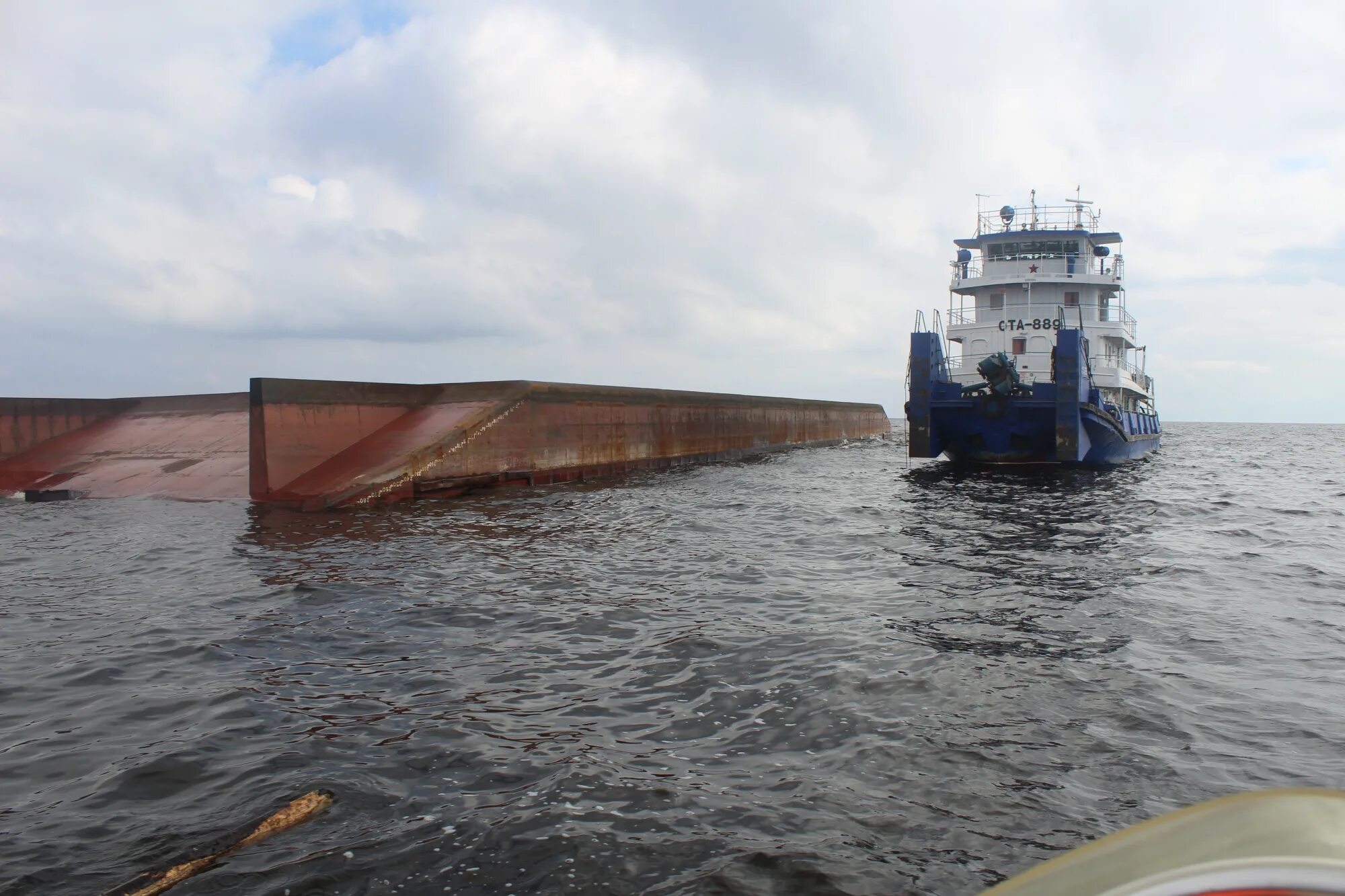 Суда никуда. Рыбинское водохранилище затонула баржа. Баржа в Рыбинском водохранилище. Затонувшая баржа в Рыбинском водохранилище. БПМ 2501 баржа.