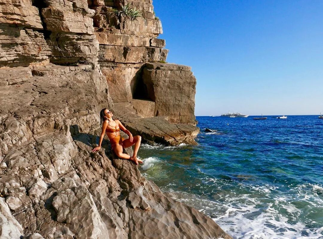 Отдых нудистов. Голые нудистки на скалах. Голые,люди,на,побережье,Италии. Фото нудисток крупным планом. Голый Alessandra a Фотогалерея.