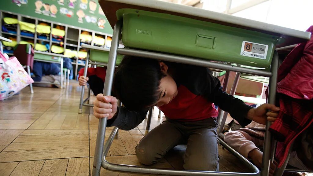 Қауіпсіз терезе презентация. Жер сілкінісі дегеніміз не. Алгоритм действий населения при землетрясении. Наиболее безопасные места при землетрясении. Правила личной безопасности при землетрясении.