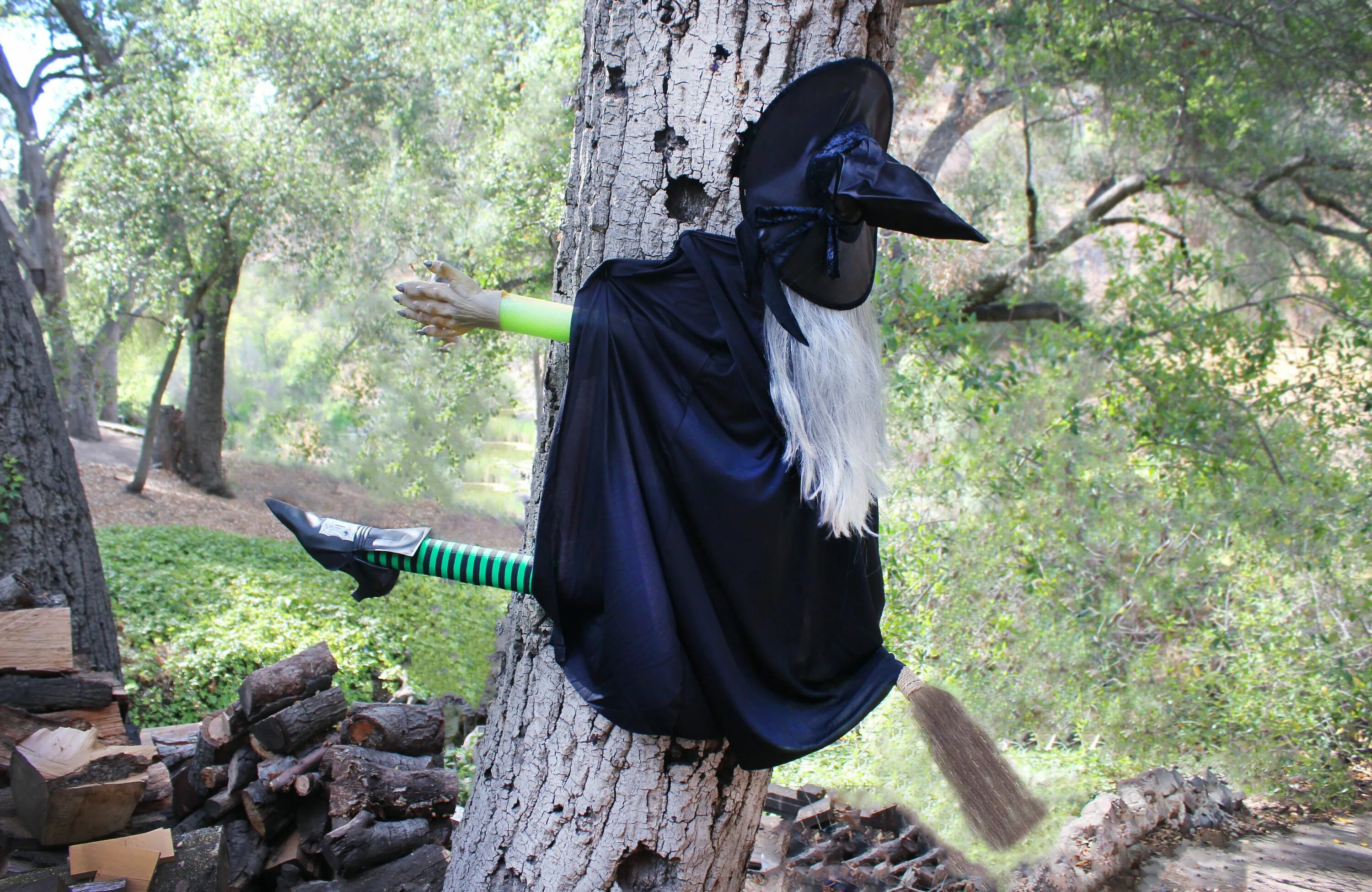 Ведьма смешная. Ведьма фотосессия. Чучело на дереве. Пугало баба Яга.