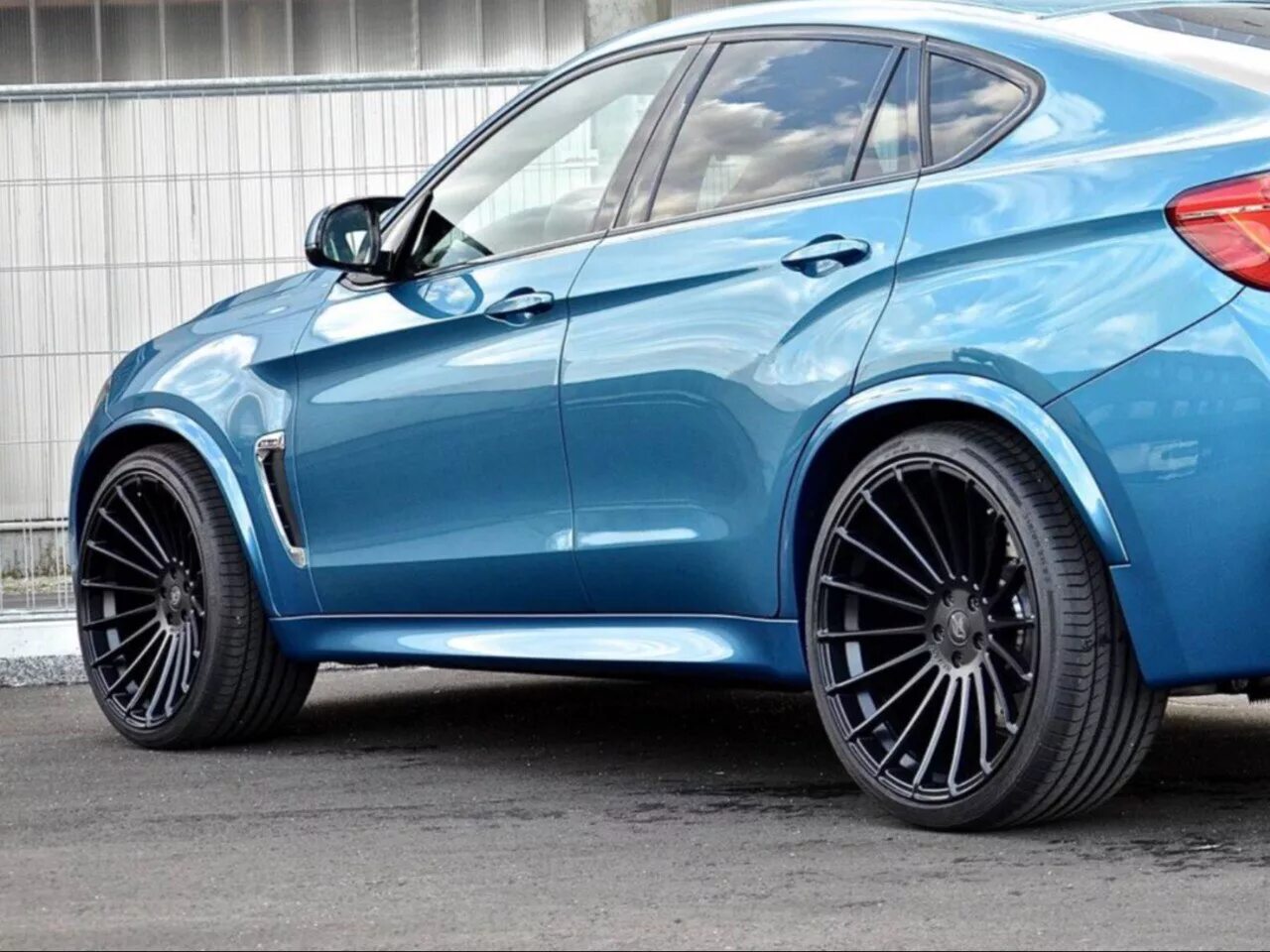 Колесо x6. BMW x6 f16 Hamann. BMW x6 r22. Диски Хаманн r20 БМВ х6. BMW x6 f16 диски r20.