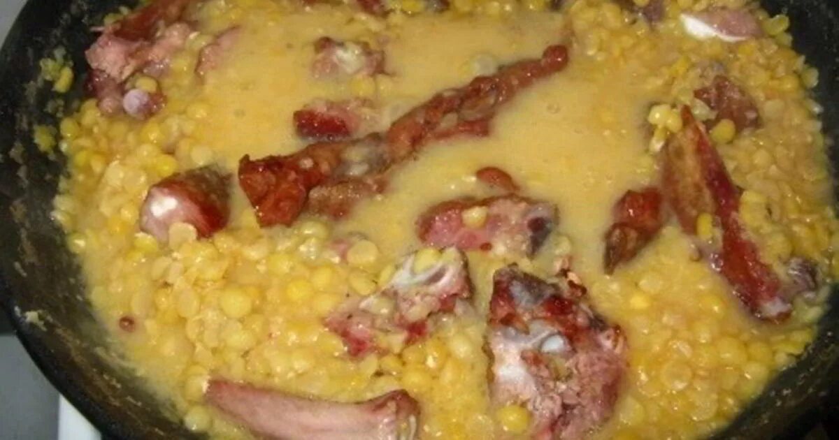 Гороховая каша в духовке в утятнице. Гороховая каша с мясом. Гороховая каша в казане рецепт. Гороховая каша с копченостями. Гороховая каша.