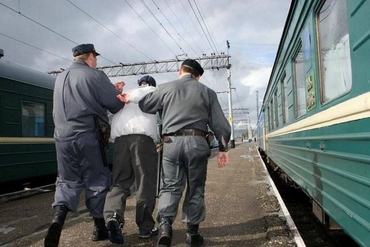 Почему задержали поезд. Высаживают с поезда. Выгнали из поезда.