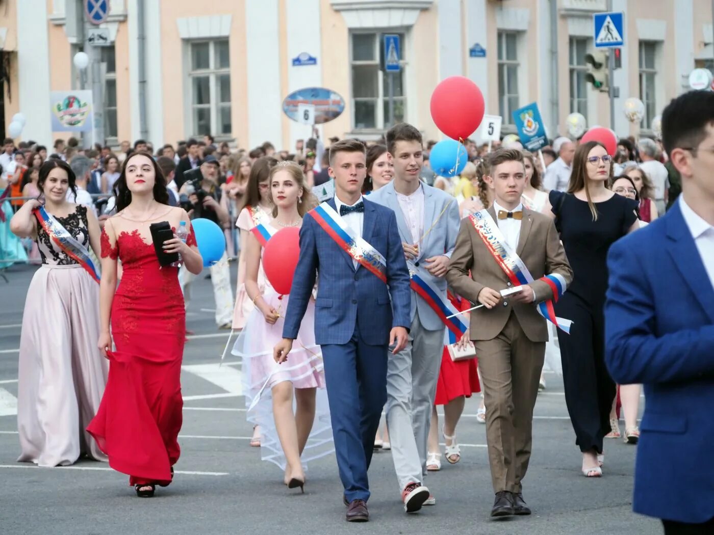 Последний звонок г арсеньев. Выпускники. Лаишевский техникум. Последний звонок 2024 11 класс в москве. Выпускной в колледже.