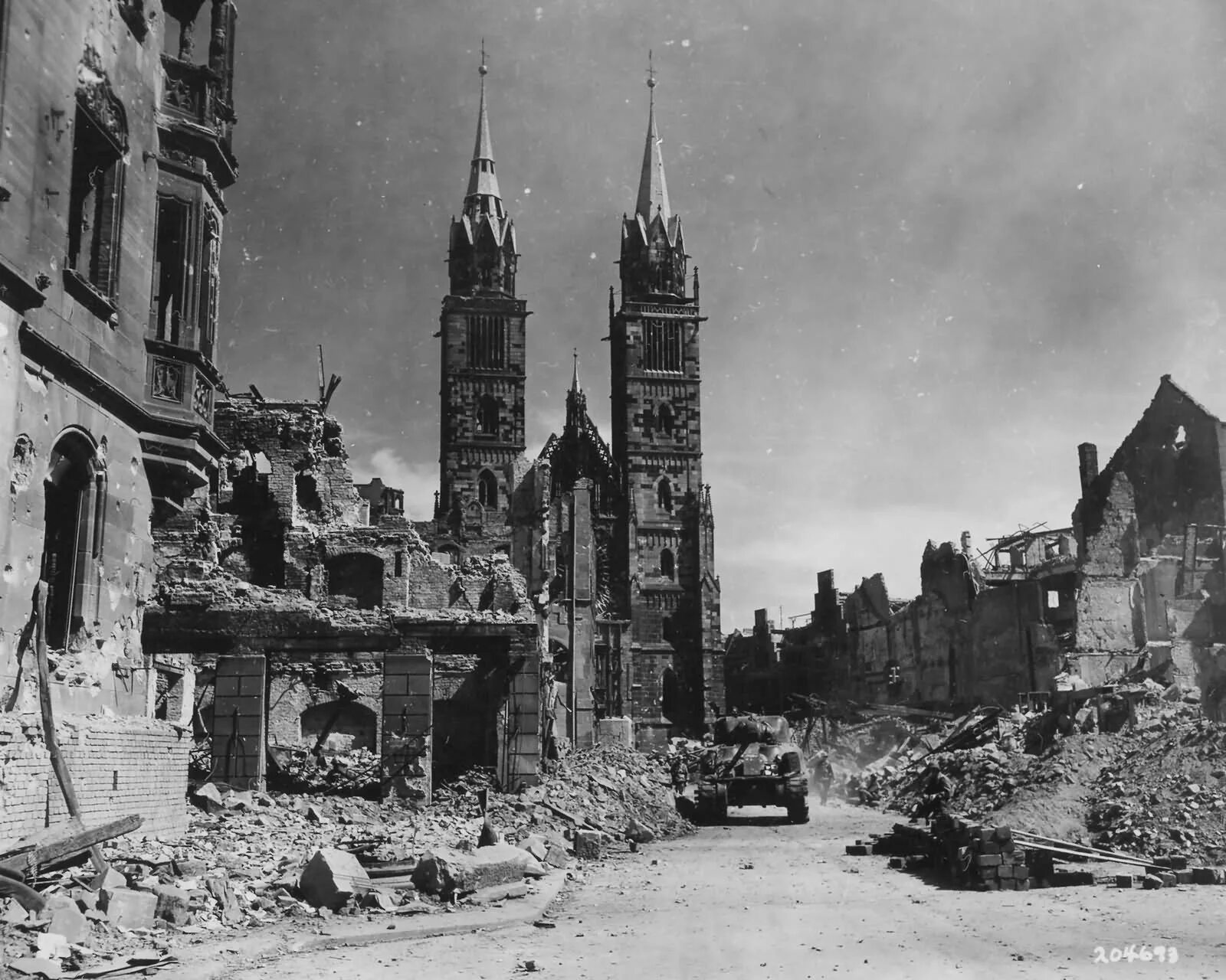 Второй город после. Нюрнберг 1945. руины германии 1945. нюрнберг город в германии 1945. нюрнберг после войны.
