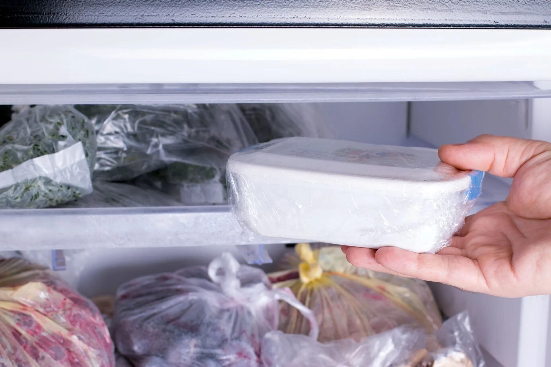 Хранение в морозилке. Заморозка в морозильник. Хранение замороженных продуктов в морозилке. Торт в морозилке. Сколько размораживать курицу в холодильнике