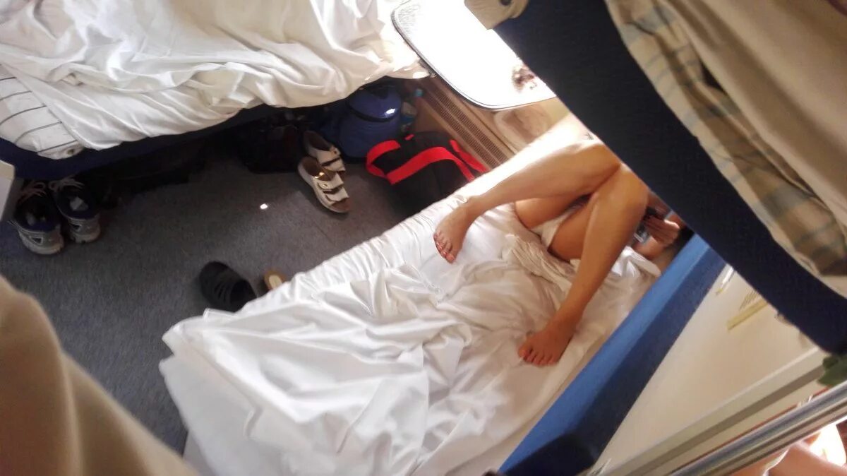 Девушка в поезде. Красивая девушка спит. Спящую незаметно. Красивые девушки в плацкарте. Спящую незаметно.