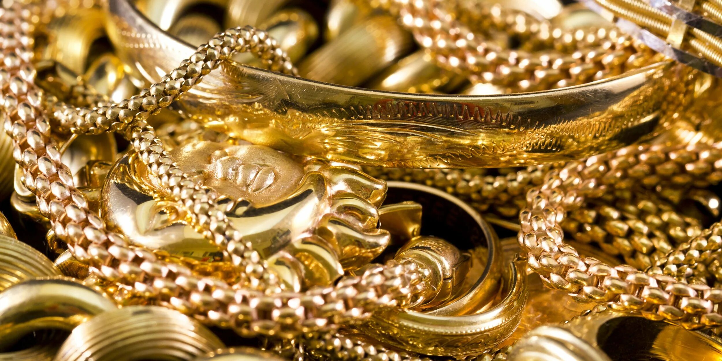 Золотые украшения. Лом золота. Золотые слитки и драгоценности. Красивые украшения из золота.