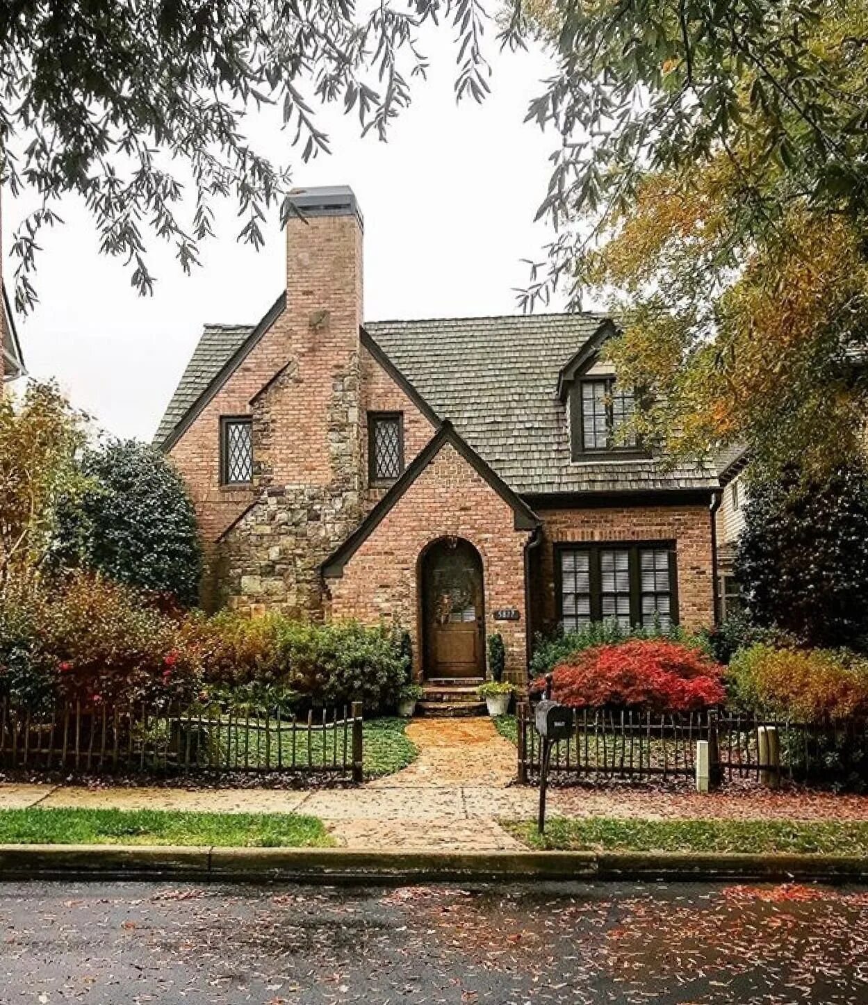 Особняк Тюдоров в Англии. Стиль Тюдор (Tudor Revival Cottage). Тюдоровский стиль Англия. Тюдоровский стиль домов в Англии. Английский дом купить