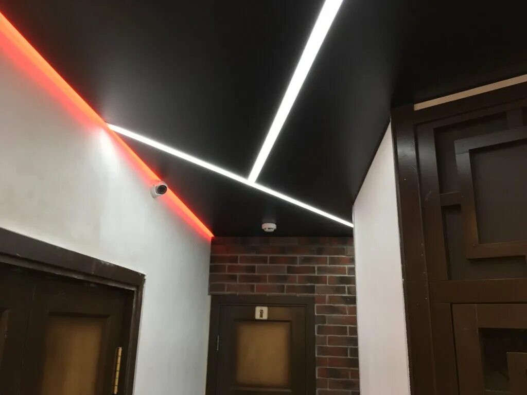 Натяжные потолки череповец. Натяжные потолки в омске. Красивые потолки для зала. Натяжные потолки. Натяжные потолки чер.