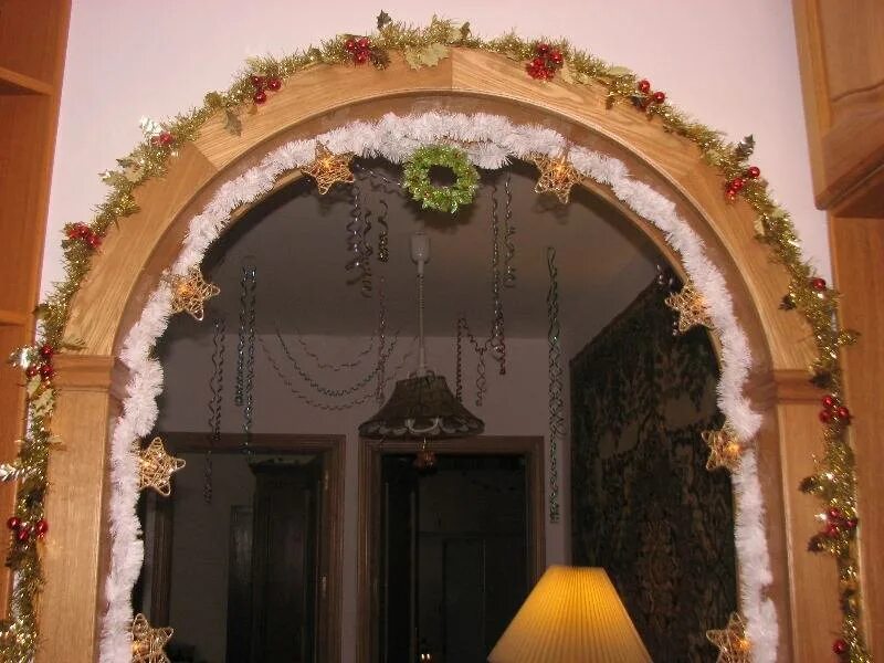 Арка на новый год. Как сделать новогоднюю арку своими руками. Новогодняя арка. Новогодняя арка из еловых веток. Рождественское украшение арки.