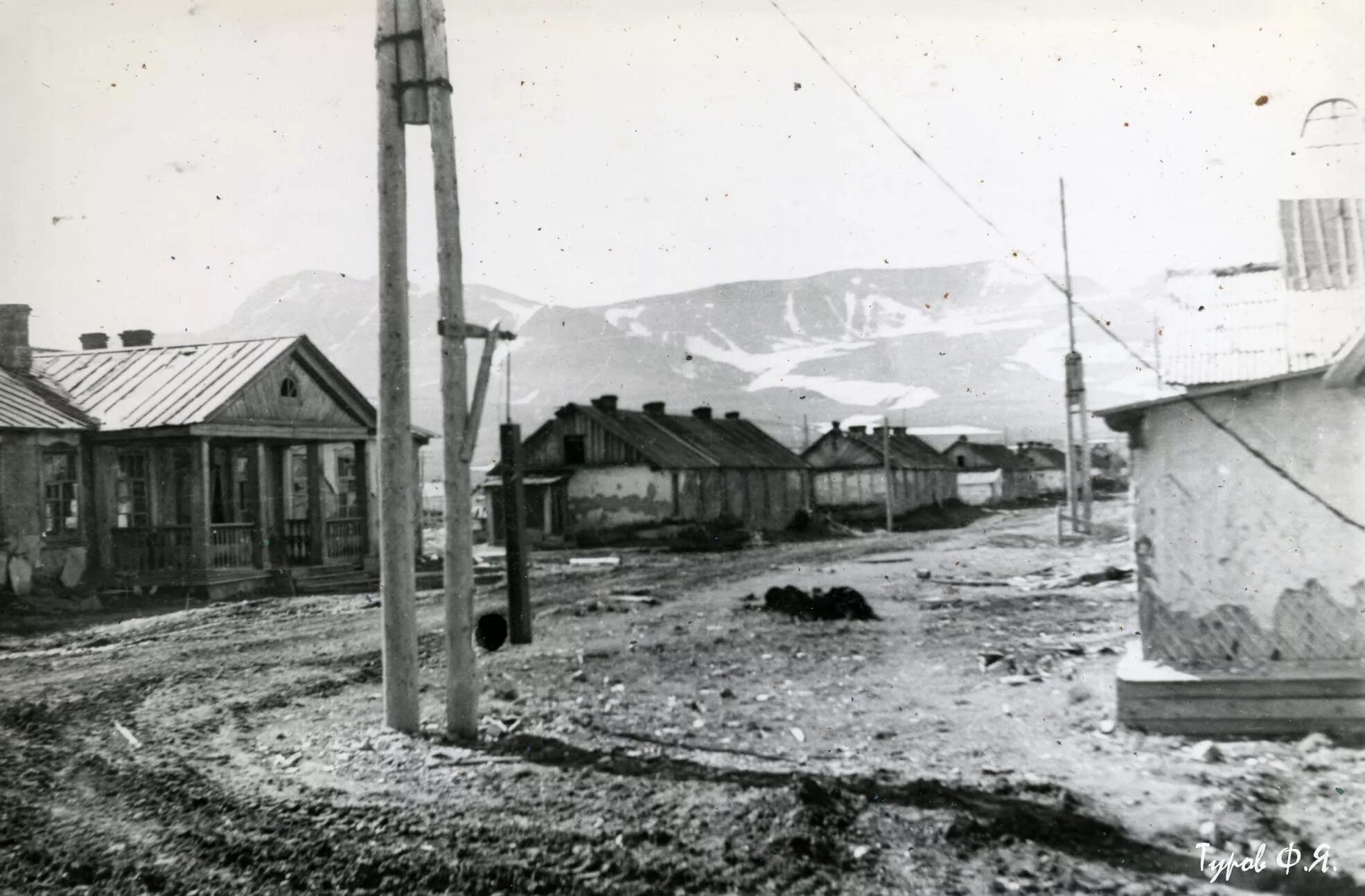 Название салехарда до 1933. Салехард старый город. Геолог Салехард старый. Салехард 1933 год. Здание геолог Салехард.