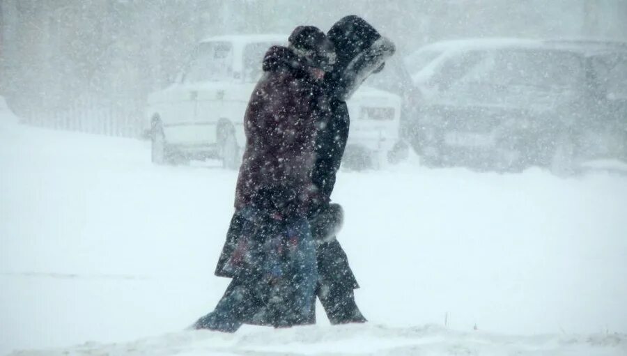 Метель остановка мама и ребёнок. Снег в екатеринбурге летом. 2022. Метели не прекращались в течени января. Сильная метель.