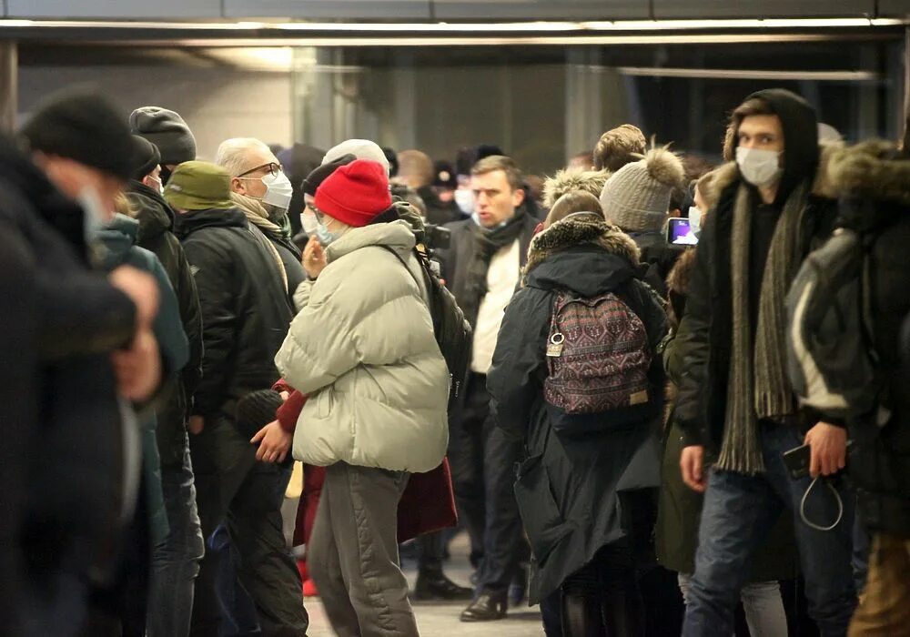 полицейский избивает человека. протесты в петербурге 23 января. во внуково толпы мужчин. массовые протесты в москве. события в мире.