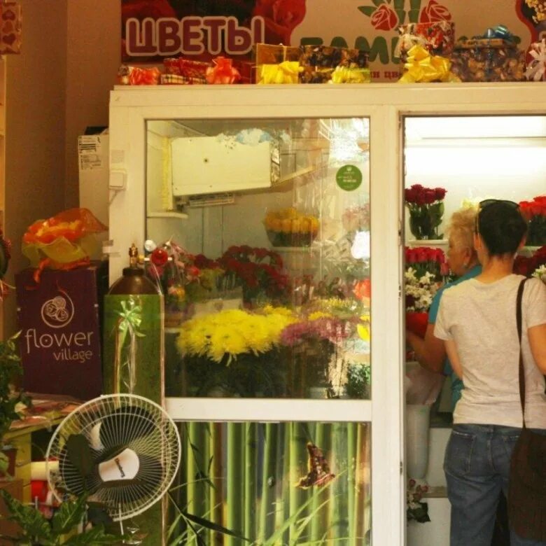 Температура в цветочном холодильнике. Холодильник для цветов. Холодильник в цветочном магазине. Вместительный холодильник для цветов. Полки в цветочный холодильник.