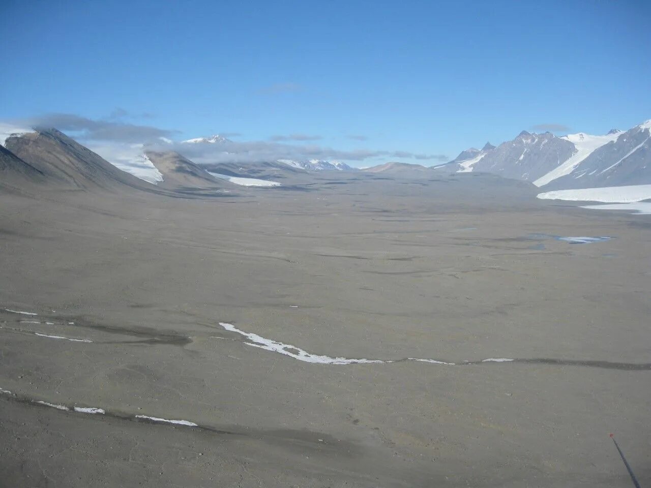 Самая сухая долина. Долина Мак-Мердо. Долина Мак Мердо в Антарктиде. Сухие Долины Мак-Мердо в Антарктиде. Пустыня Мак Мердо.