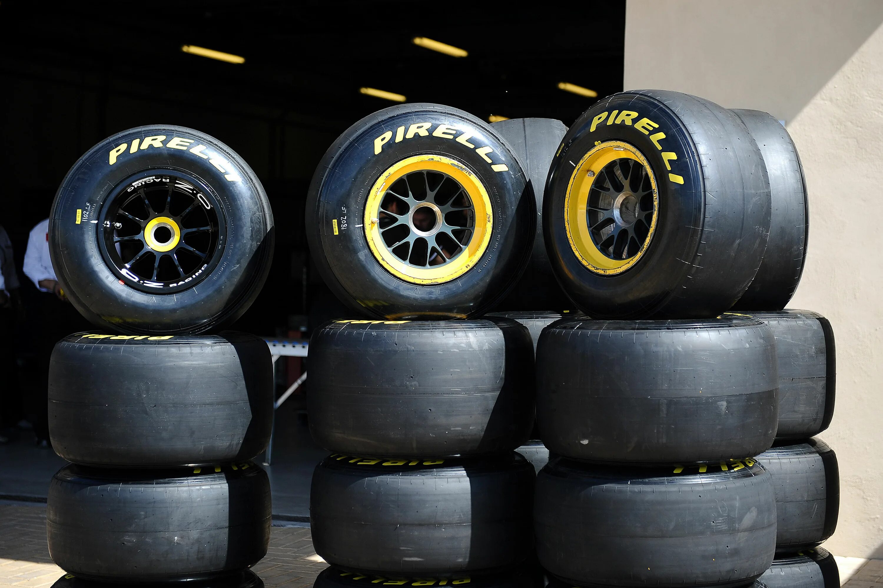 Колеса первых автомобилей. F1 Pirelli Tyres 2011. Колесо ф1 Пирелли. F1 Pirelli Tyres 2022. Pirelli f1 Tyres 2d.