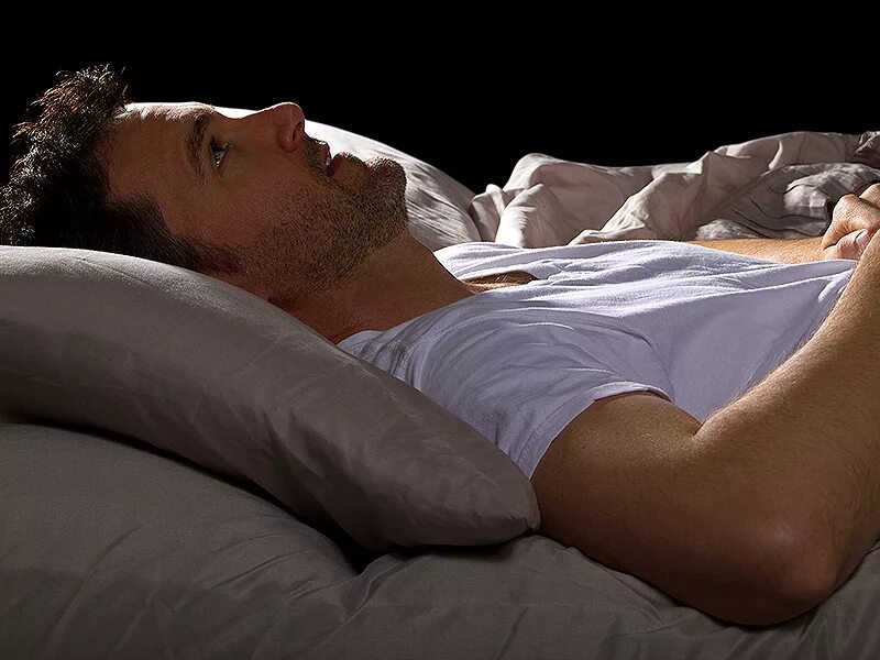 Спящему парню натуралу. Мужчина в кровати. Парень лежит. Спящему парню натуралу. Спящему парню натуралу.