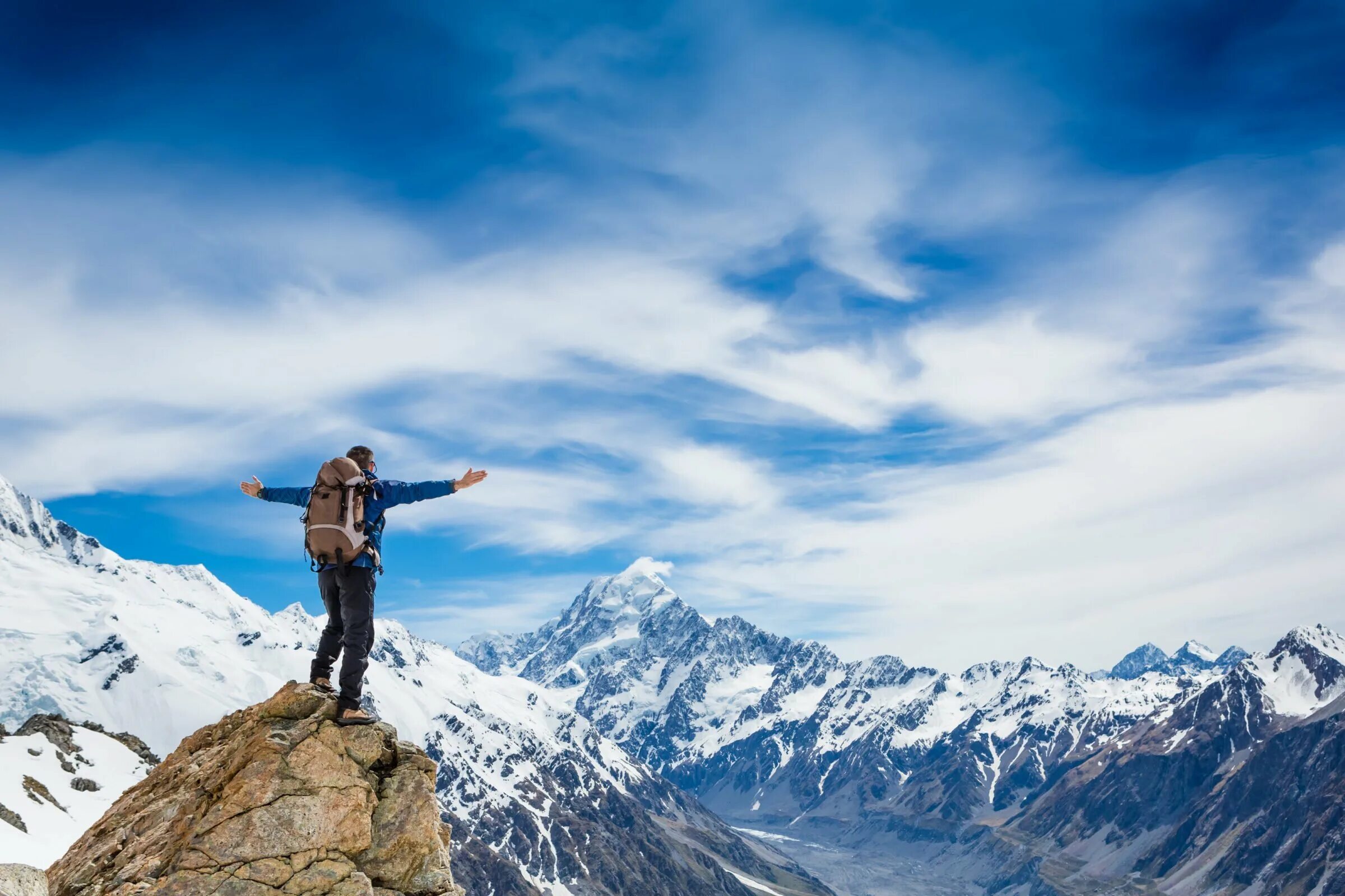 Become a mountain. Восхождение на гору. Покорение вершин. Человек взбирается на гору. Вершина горы.