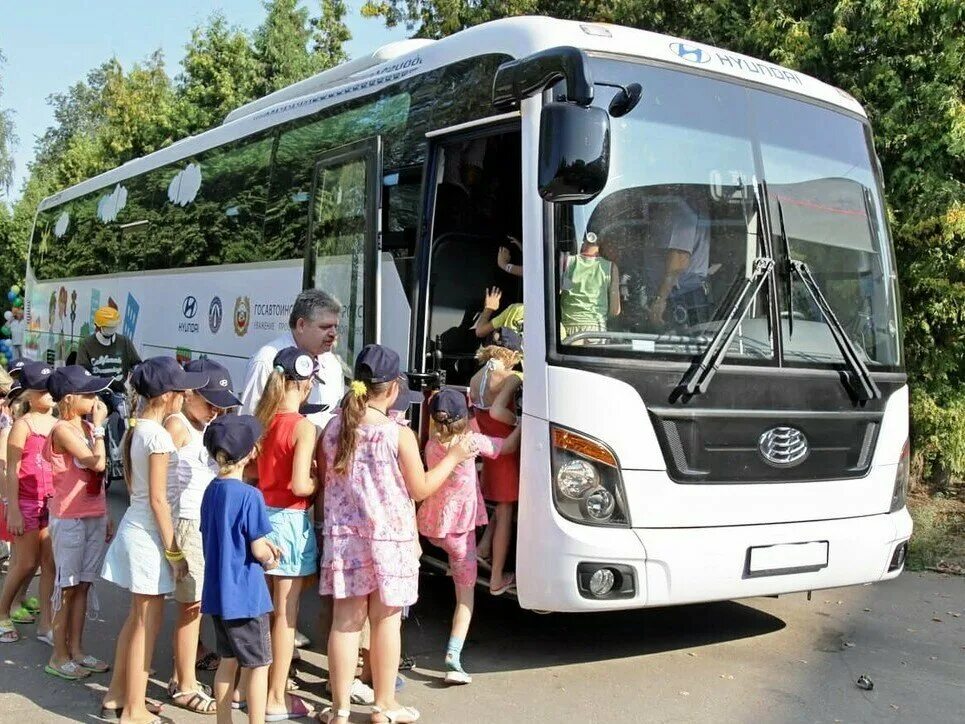 Прогулка на автобусе. Автобус для детей. автобусные экскурсии дети. дети в экскурсионном автобусе. дети в автобусе на экскурсии.