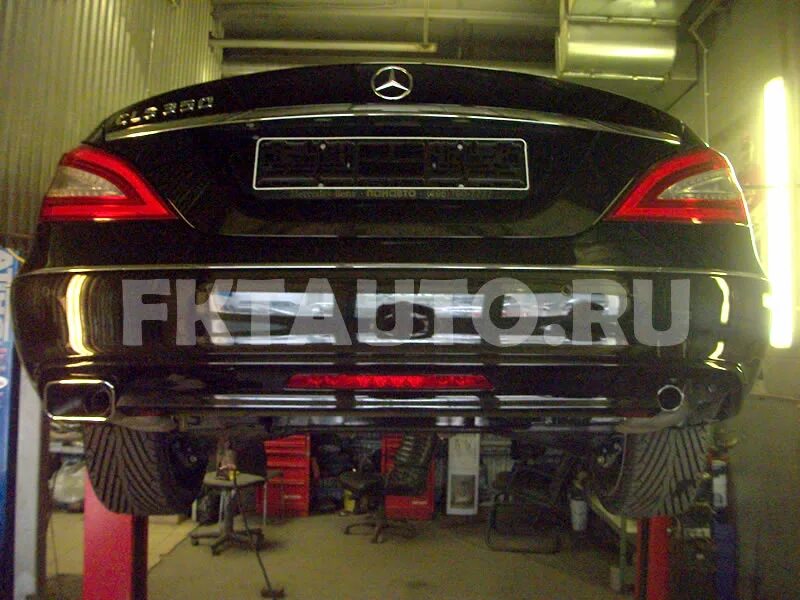 Cls выхлоп. Cls 350 выхлопная. выхлоп мерседес cls. задние бочки выхлопа цлс. cls без бампера.
