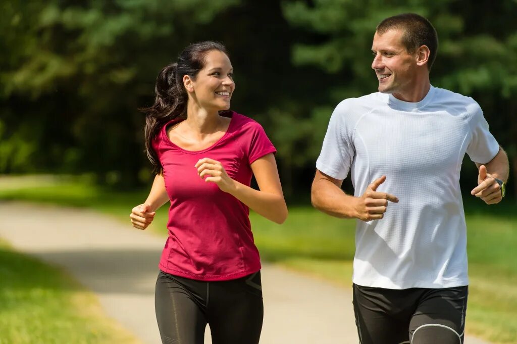 Спортивные люди. Мужчина и женщина на пробежке. Здоровые мужчина и женщина. Спортивная пара на пробежке.