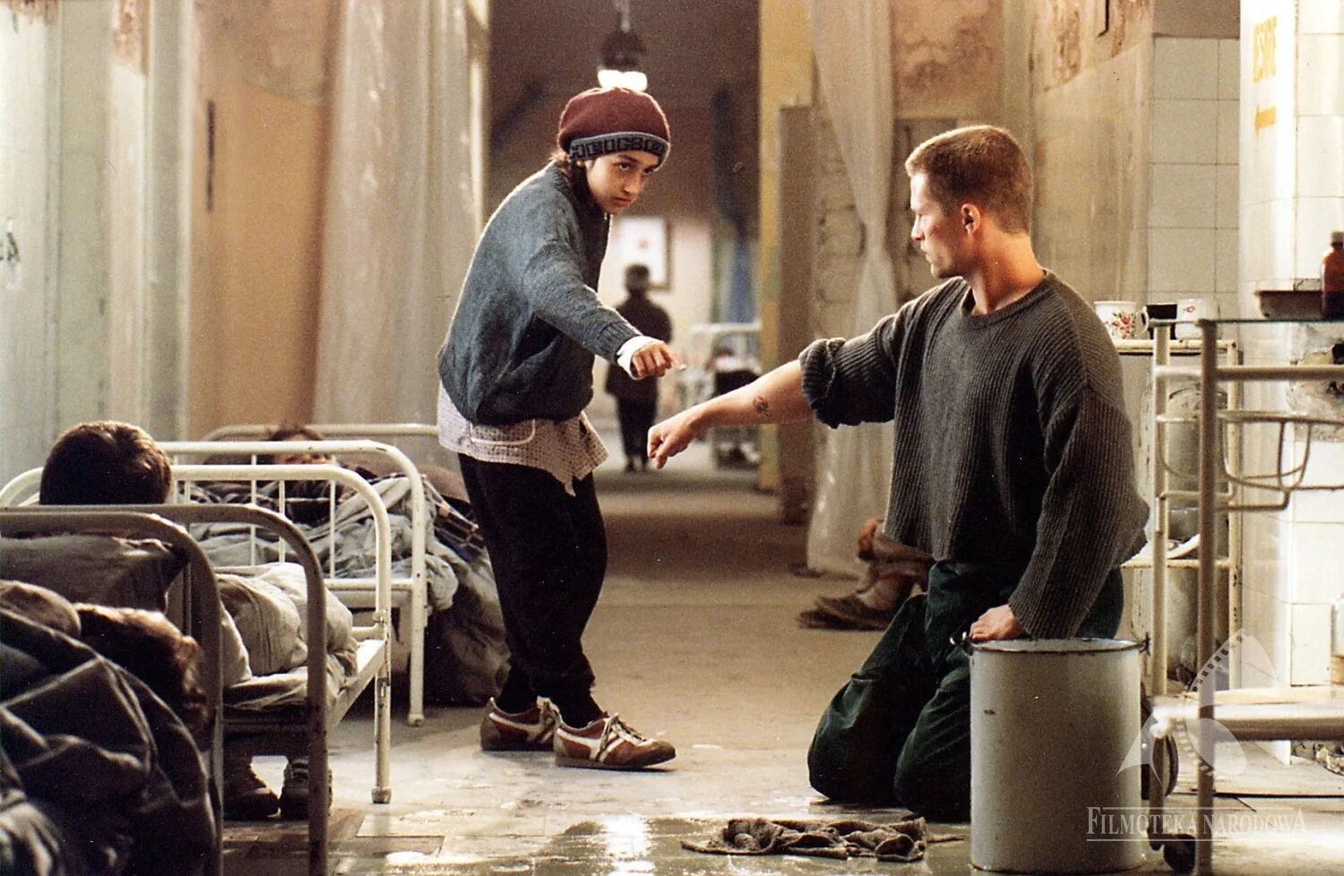 Сын за отца фильм. Джесси джеймс ковбой. Детектив спас людей от бандитов. Подозреваемый фильм 2013 корея. Гангстер, коп и дьявол фильм 2019.