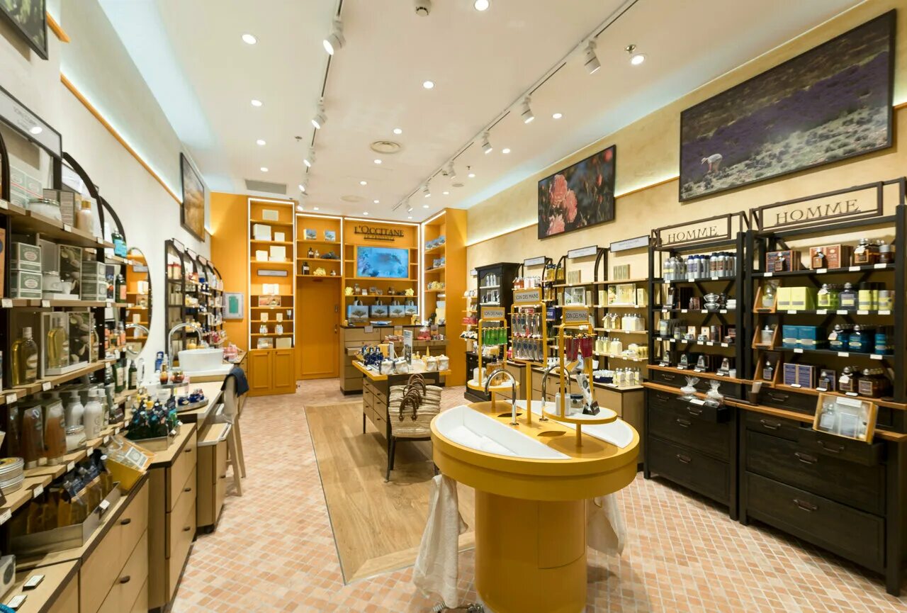 L'occitane en provence. Магазин косметики french. Французская парфюмерия l'occitane. Французский магазин косметики. Loccitane косметичка.