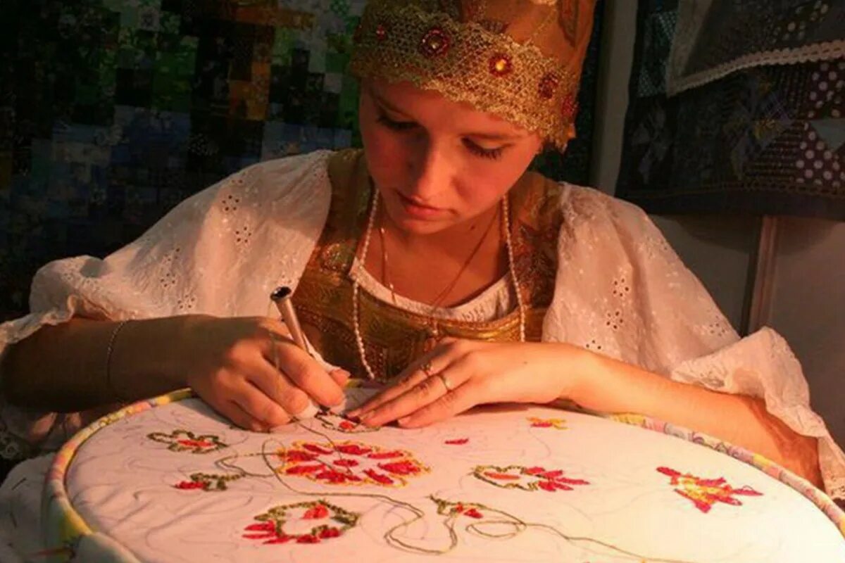 рукоделие ремесла. мастерицы-вышивальщицы. древние рукоделия. народные промыслы вышивка. старинная шкатулка для рукоделия.