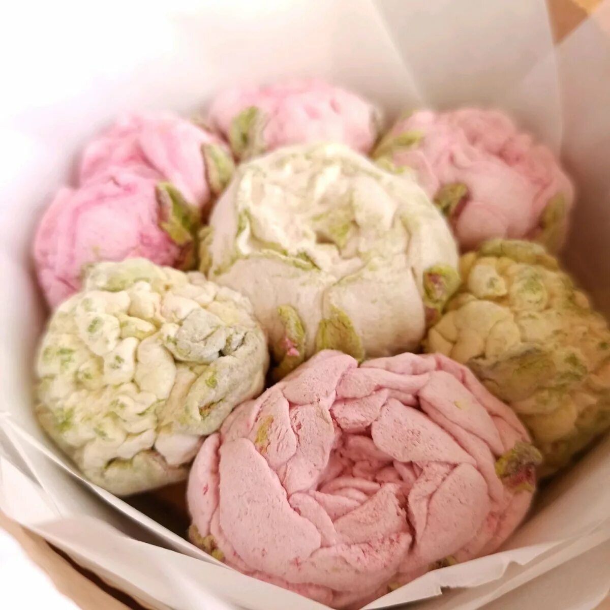 зефирные тюльпаны. букет пионы с зефиром. тюльпаны из зефира. зефир для тюльпанов малиновка. зефир тюльпаны.