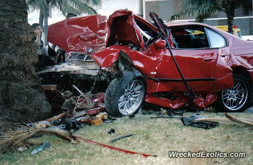 A car crashed into a. Разбитая машина в дерево. Автомобильные аварии и катастрофы. A car crashed into a. Фото house crash.