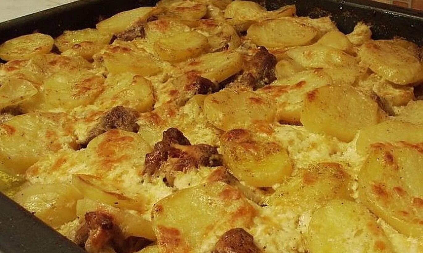 Свинина с картофелем в духовке на противне. Рецепт картошка с мясом на противне. Рецепт картошка с мясом на противне. Свинина с картошкой и грибами в духовке. Картошка с мясом в духовке на противне.