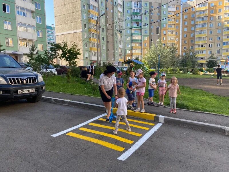 На одного пешехода меньше. Дети пешеходы ГИБДД. ГАИ Красноярск. ГИБДД Красноярск Калинина.