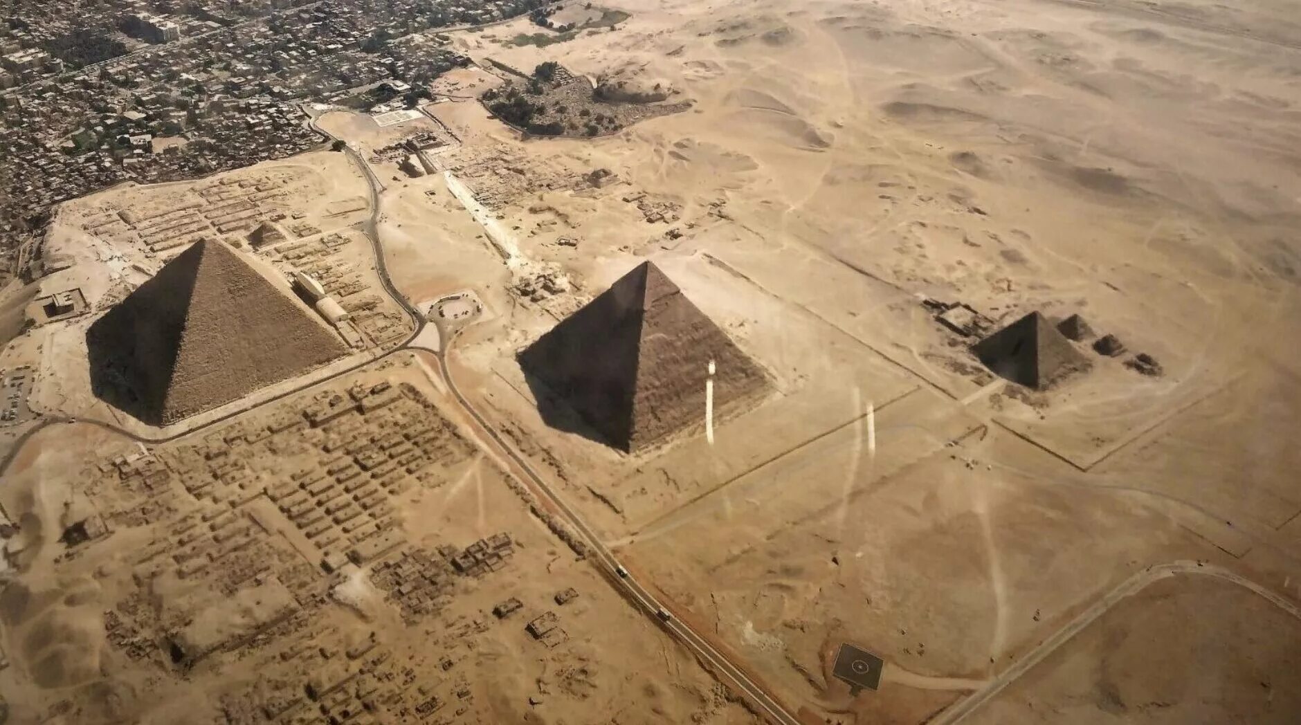 В какой стране находятся пирамиды. Плато Гиза Египет. Каир плато Гиза. Пирамиды на плато Гиза в Египте. Пирамида Хеопса (плато Гиза).