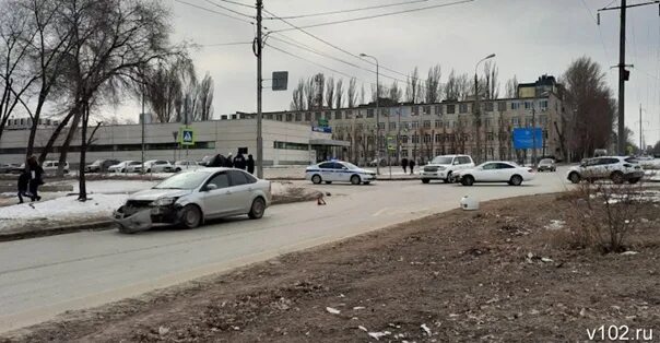 Волгоград происшествия 102. Дзержинского 28 волгоград. авария волгоград сегодня дзержинский район. перекресток жилгородок. жилгородок в волгограде дзержинский район.