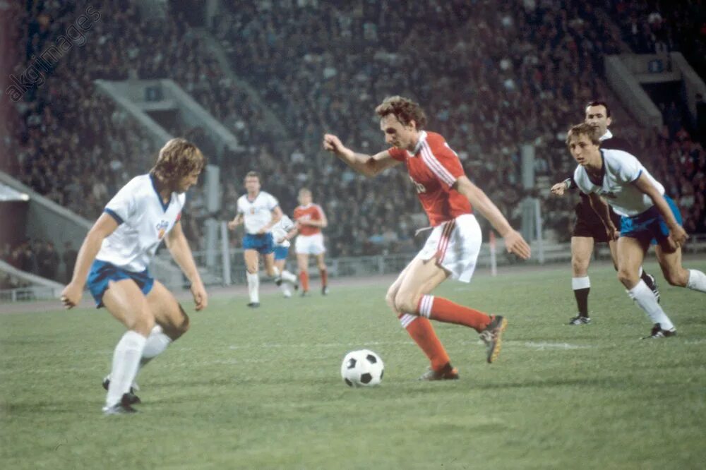 Гдр по какому каналу. Футбол сборная фрг 1974 года. Лобановский сборная ссср. Гдр по какому каналу. Сборная гдр 1974.