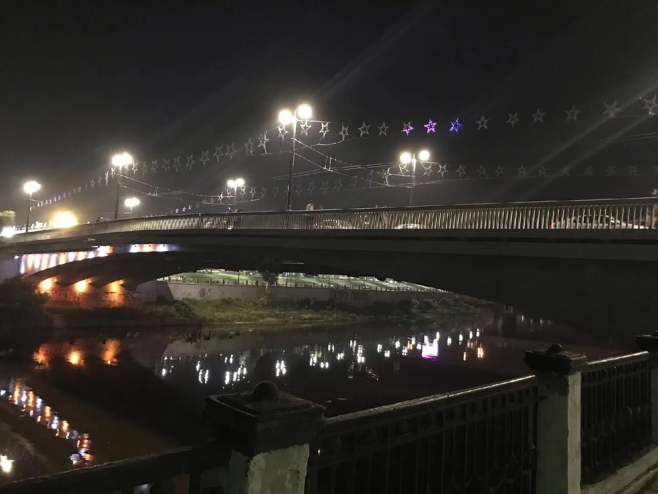 Почему 21 мост. Светящийся мост в омске. светящийся мост в вельске. мост на вокзале. макаровский мост подсветка.
