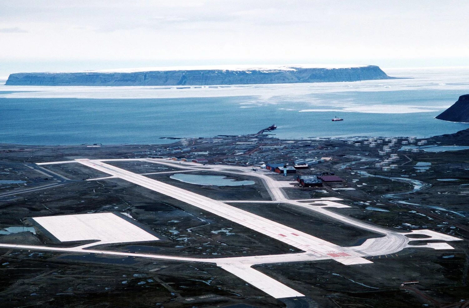 Авиабаза Туле Гренландия. База ВВС США В Гренландии. Thule Air Base. Гренландия Военная база США. Аэродром в скале