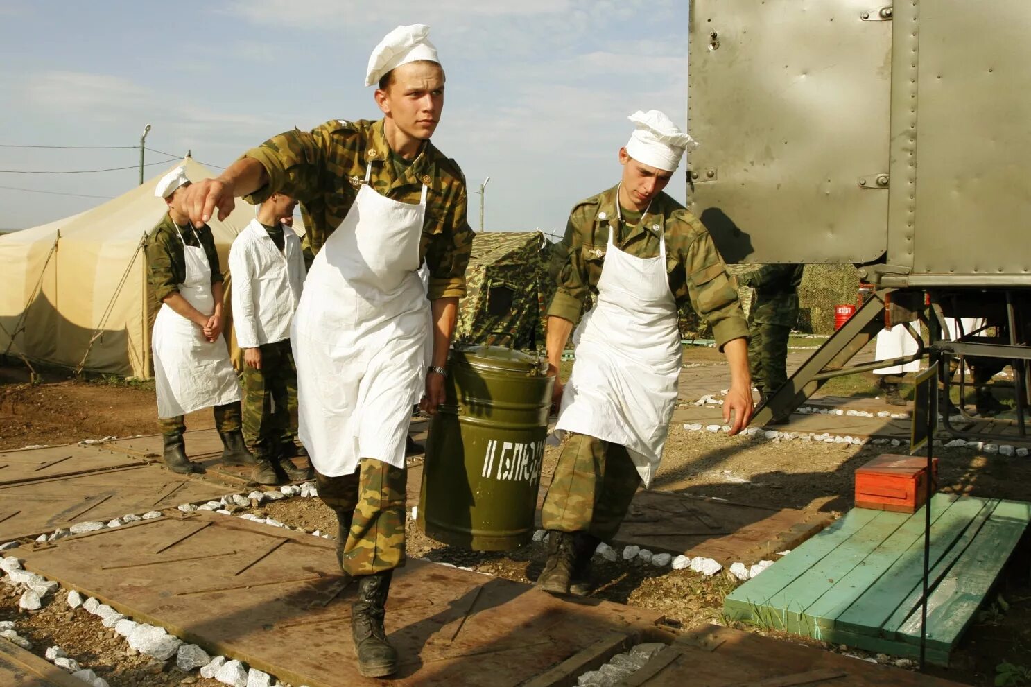 Войска рф материально. Тыл вс РФ Полевая кухня. Части и учреждения тыла РФ. Тыл Вооружённых сил Российской Федерации войска. Войска тыла вс РФ.