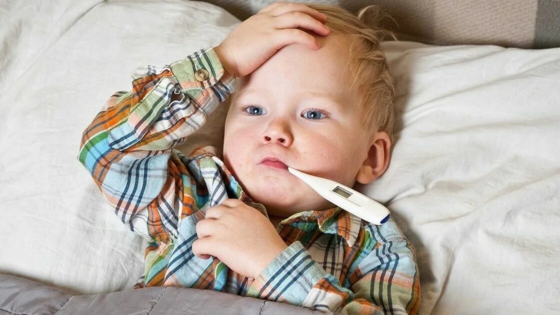 Мама заботится о ребенке. Профилактика от заболеваний простуды. Ребенок болеет 3 раз за месяц. Больной ребенок. Часто болеющие дети классификация.