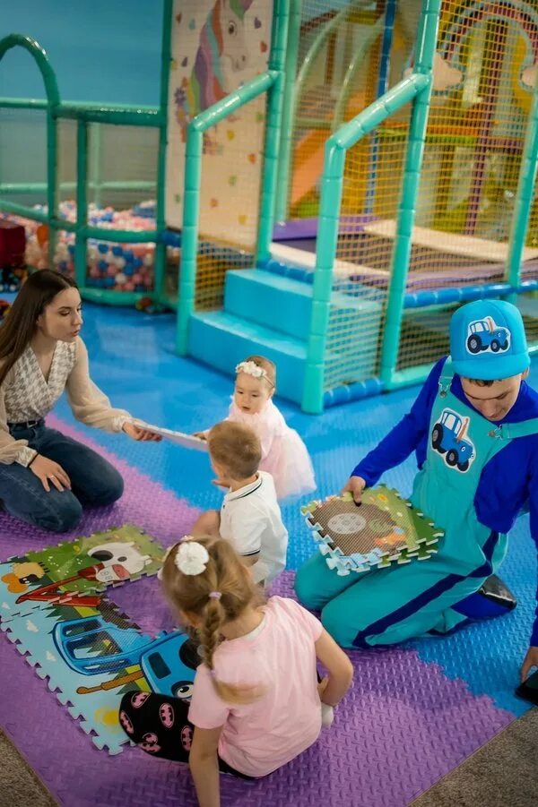 Малыш панда большое путешествие. Мулнтиленд в дербенте. Мультилэнд киров аттракционы. Мультилэнд дербент. Детский клуб мультилэнд.