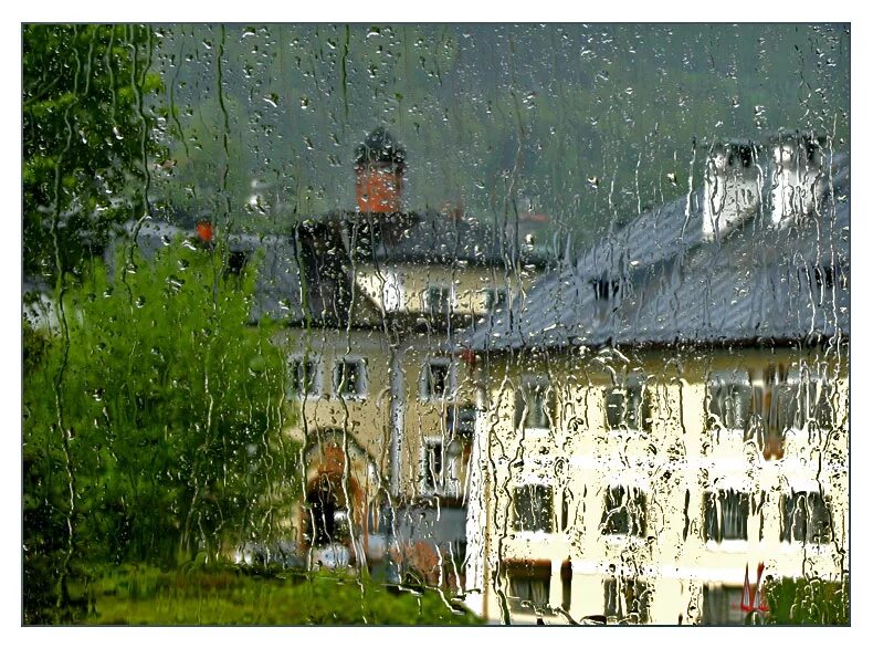 Домик под дождем. Дом под дождем. Эстетика деревни летом. Домик в лесу дождь. Дом и дождь.